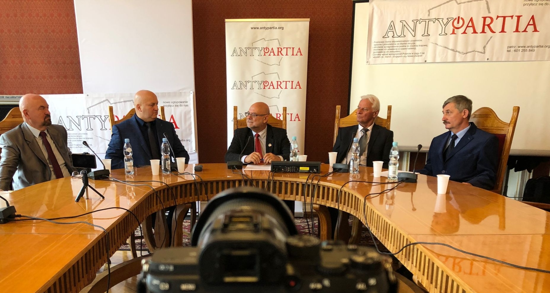 Antypartia trzecią siłą polityczną w Sejmie wg sondażu Social Changes – konferencja prasowa w pałacu Chodkiewiczów w Warszawie